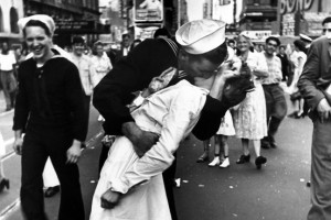 George Mendonsa and Greta Friedman kiss