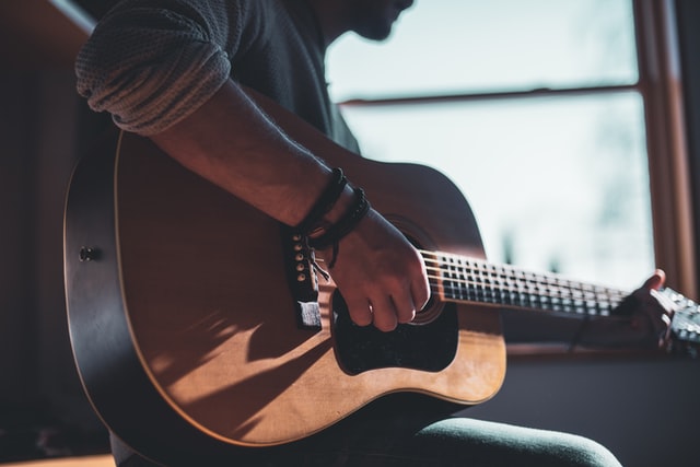 5 Simple Business Ideas To Make A Fortune With Guitar