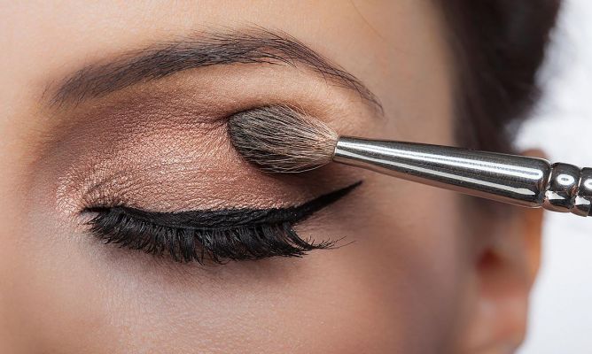 Long-lasting eye shadow with ground spices