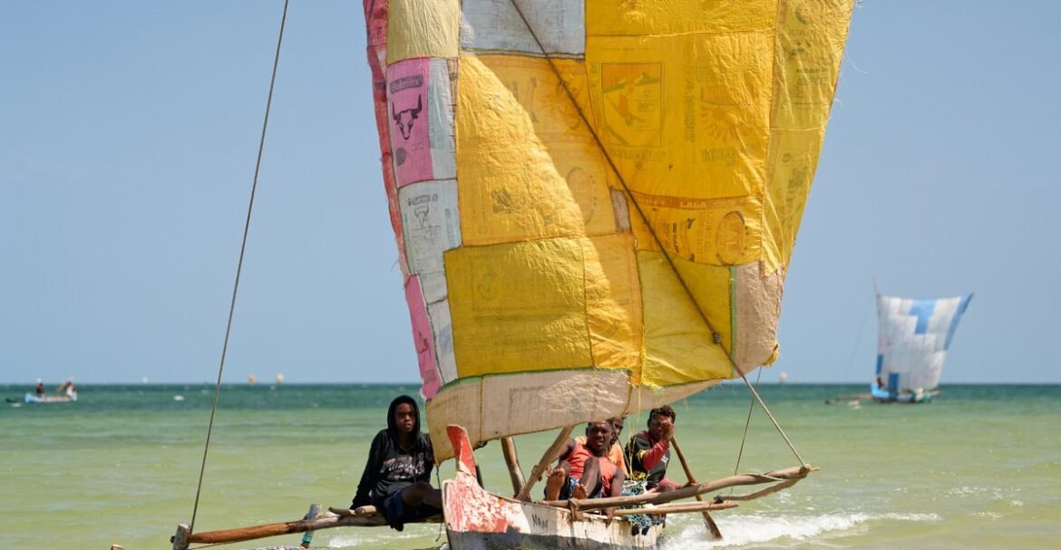 Ny krizy ara-politika sy ara-tontolo iainana ao Madagasikara : Mety hanampy ny famerenana amin’ny laoniny ny haran-dranomasina ve?