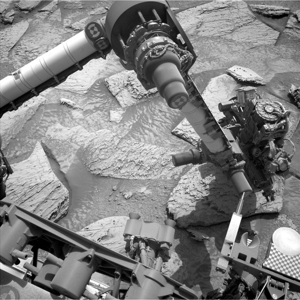 Shake it off—NASA’s Curiosity rover gets its robotic arm stuck inside a rock on Mars