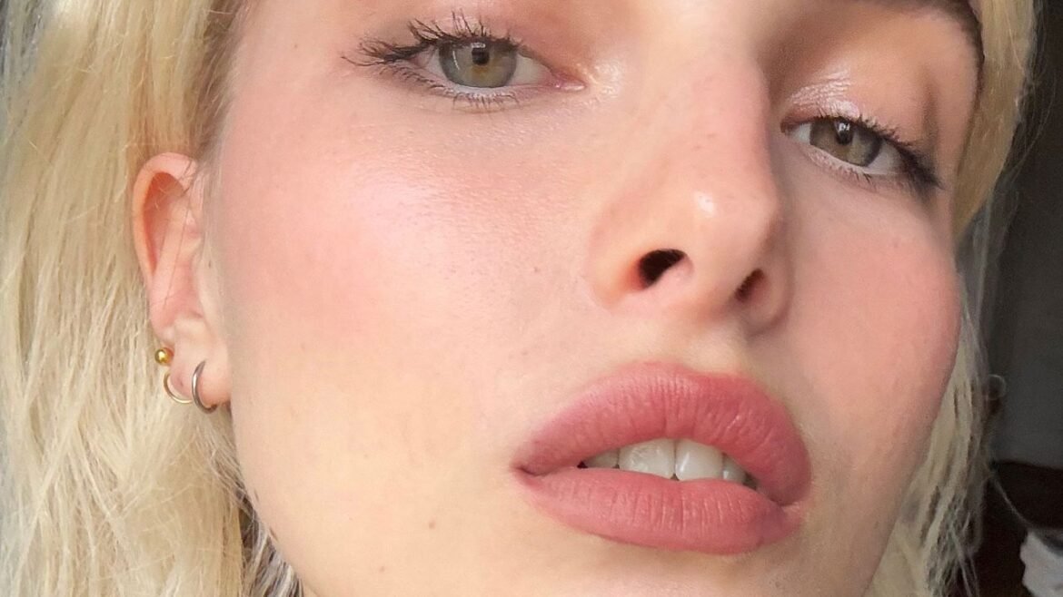 How to Apply Lip Liner Correctly, According to Pro Makeup Artists