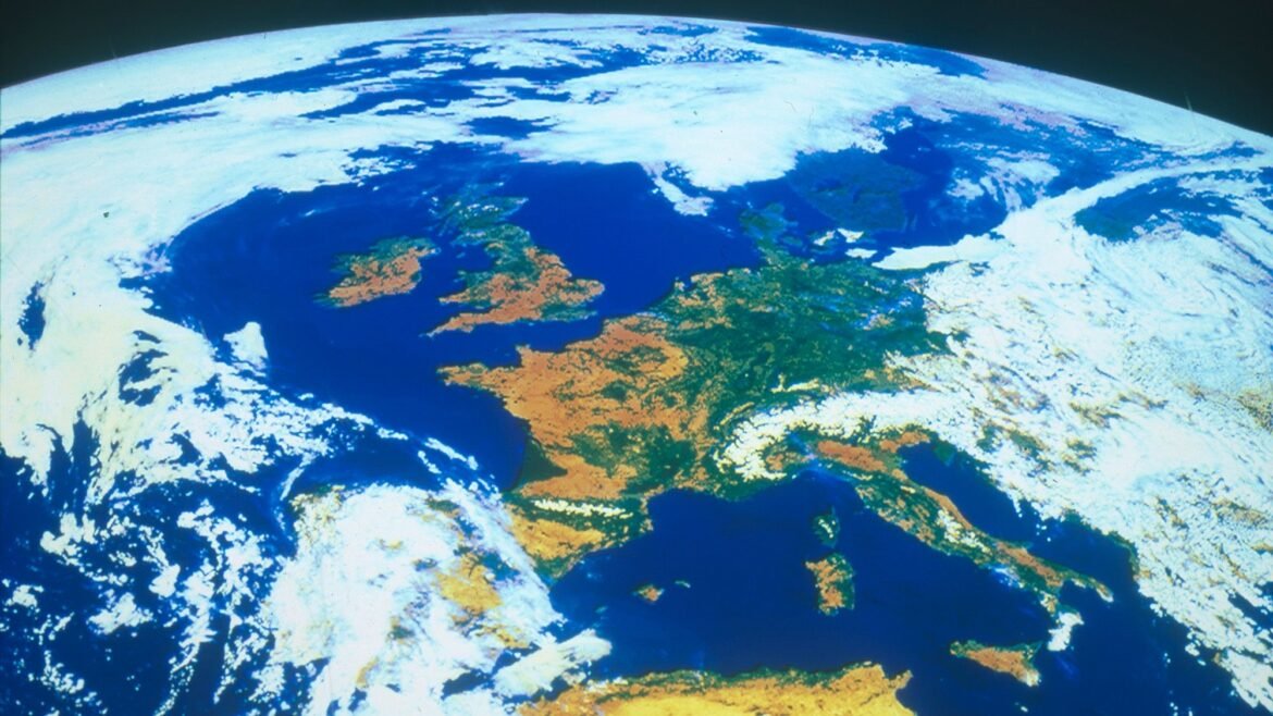 Satellites reveal Earth has a surprising symmetry in the way it reflects light — and it might be tied to the El Niño cycle